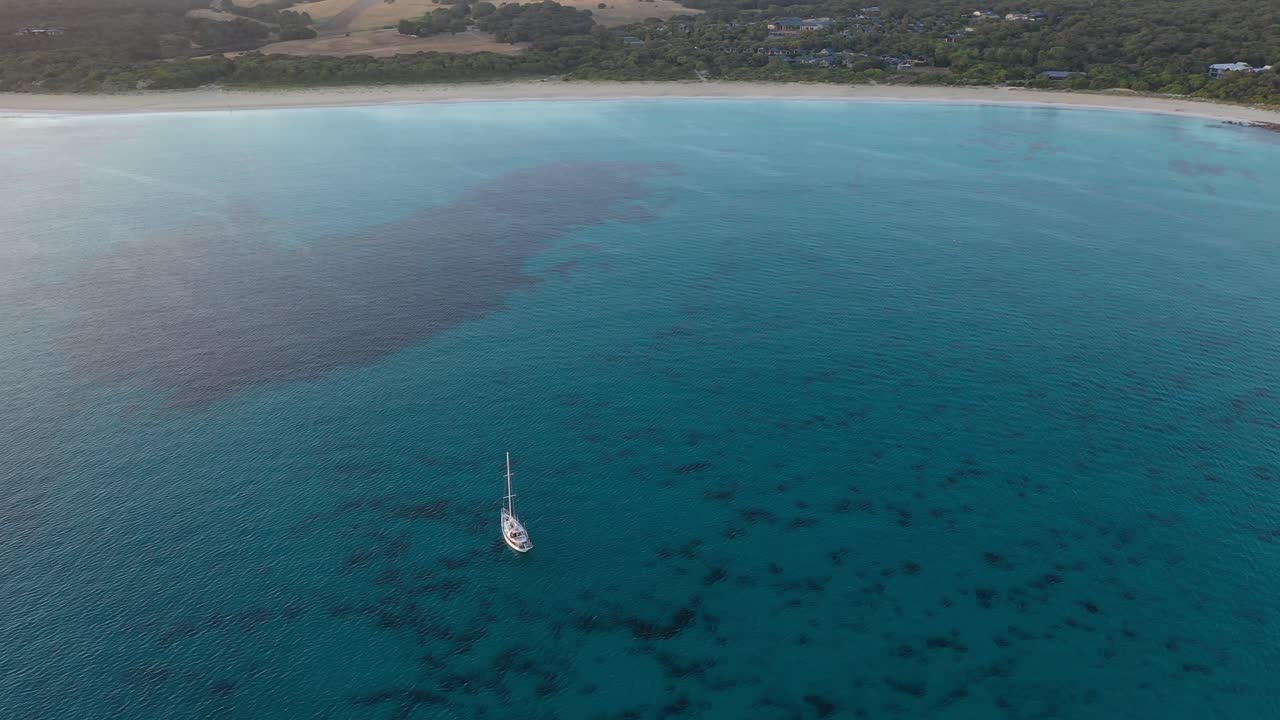 vista aérea, velero en aguas azules poco profundas de bunker bay, cabo naturaliste, australia