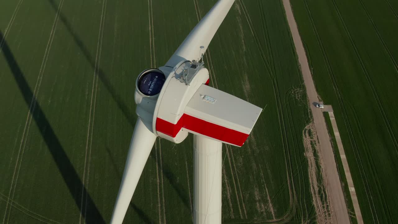 풍력 터빈과 녹색 필드의 높은 각도 뷰. 현장에서 에너지원을 조립하는 것. 녹색 에너지, 생태 및 탄소 발자국 감소 개념