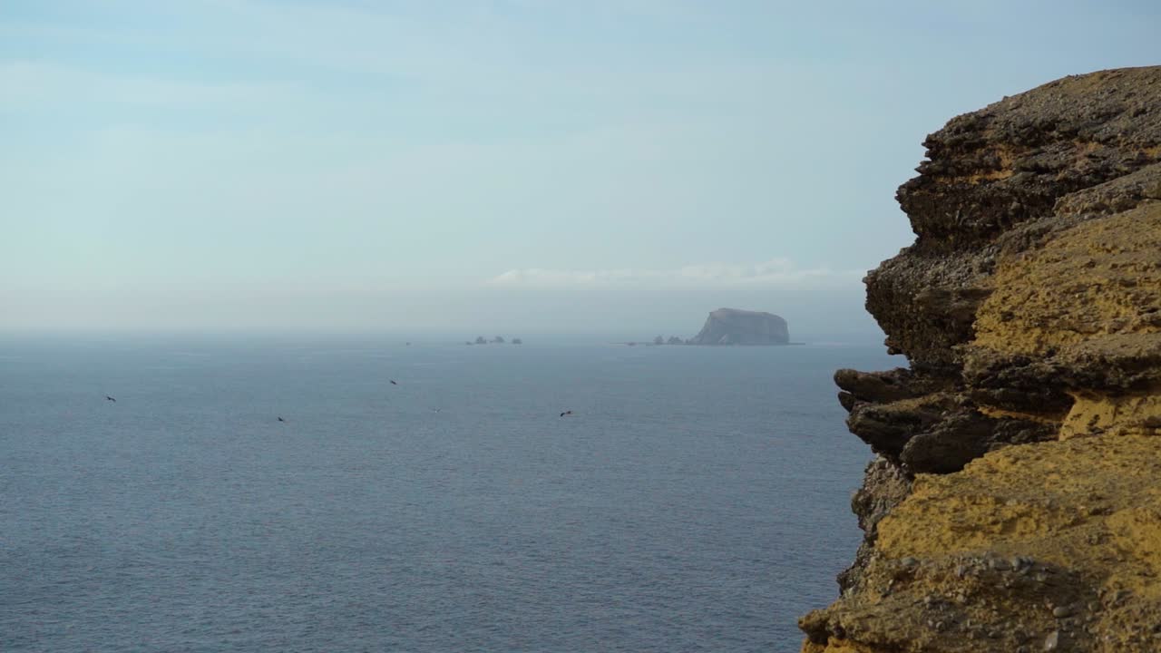 потрясающий вид на океан на скалистом берегу паракаса в перу, замедленная статическая hd