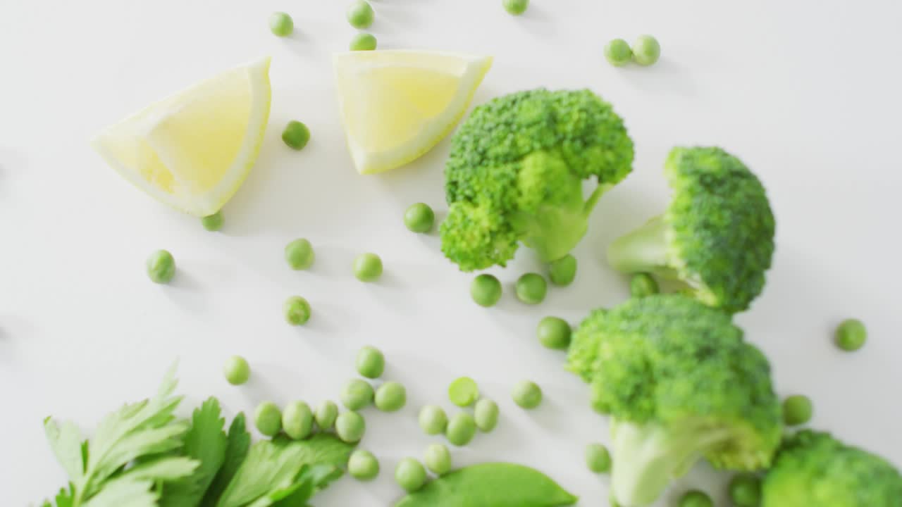 Producer layout med et stikformet ikon nær persille og databokse, der dukker op til metrisk visualisering