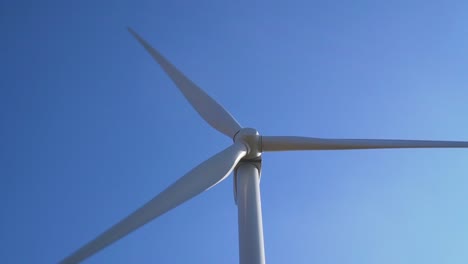 Detalle-De-La-Turbina-Eólica-Girando-Alrededor-Con-El-Cielo-Azul