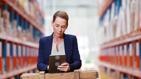 gerente de almacén con una tableta digital