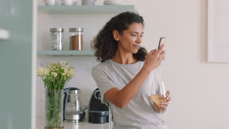 Hermosa-Mujer-Usando-Un-Teléfono-Inteligente-En-Casa-De-Vacaciones-Disfrutando-De-Mensajes-De-Texto-Compartiendo-El-Estilo-De-Vida-Leyendo-Mensajes-De-Redes-Sociales-Tomando-Fotos-Con-La-Cámara-Del-Teléfono-Móvil