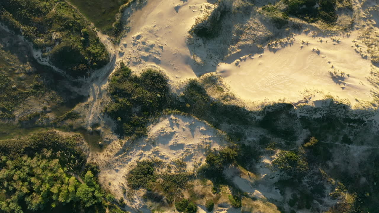 dunas desde arriba con hermosa puesta de sol en el parque nacional kennemerland, países bajos
