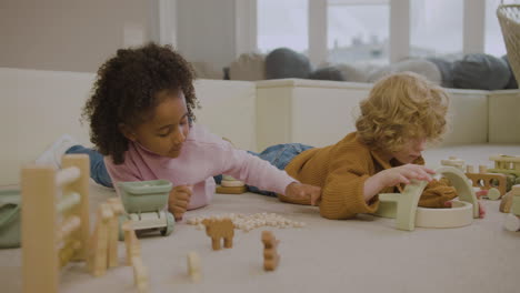 niños jugando en el suelo