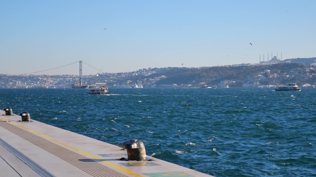 İstanbul Boğazı'nda seyreden tekneler, İstanbul şehir manzarası ve köprü