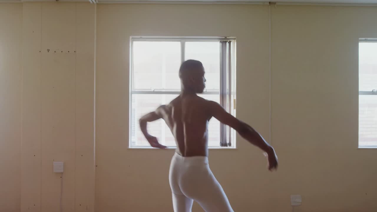 남성 발레 댄서가 스튜디오 4k에서 춤을 추고 있습니다.