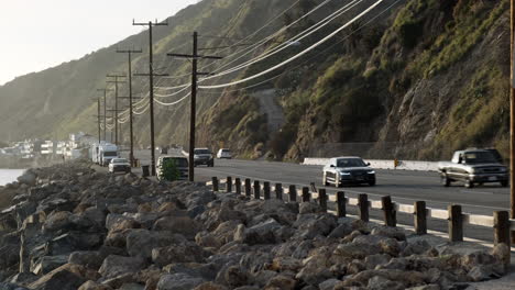 Entrada-A-La-Playa-Carretera-Angosta-Junto-A-Big-Rock-Malibu-En-California-Con-Tráfico-Fluido