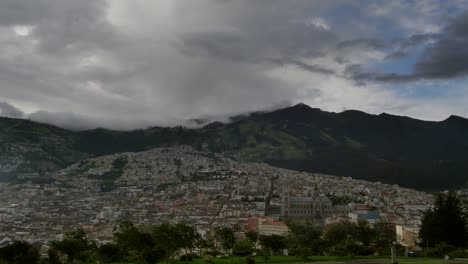 Quito,-Ecuador-Paisaje-Urbano-Entre-Colinas,-Montañas,-Cielo