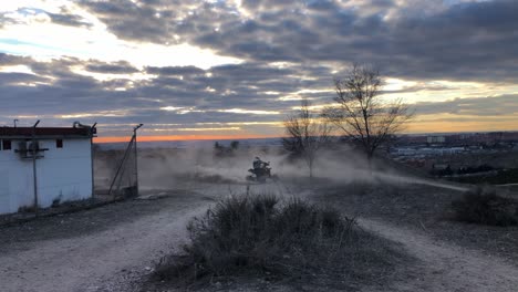 Quad-Kreise-Fahren-Und-Rauch-Machen