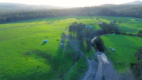 Drohnen-Ackerland-Campingplatz-Aus-Der-Luft-Mit-Schlammiger-Spur,-Wiese,-Buschland,-Wohnmobil,-Eden,-Nethercote,-Südküste,-Reisetourismus,-Australien,-4k