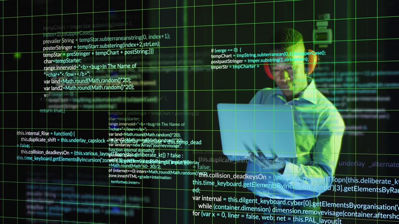 animación del procesamiento de datos sobre un ingeniero afroamericano usando una computadora portátil en la sala del servidor