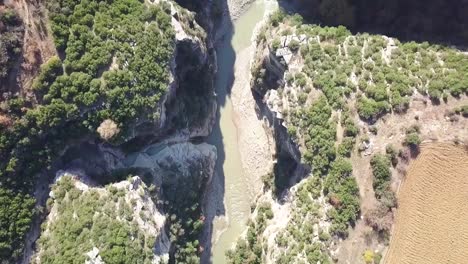 Vista-De-Pájaro-Del-Cañón-De-Osumi-En-La-Parte-Sur-De-Albania-Cerca-De-Corovoda-Mirando-El-Río-Que-Corre