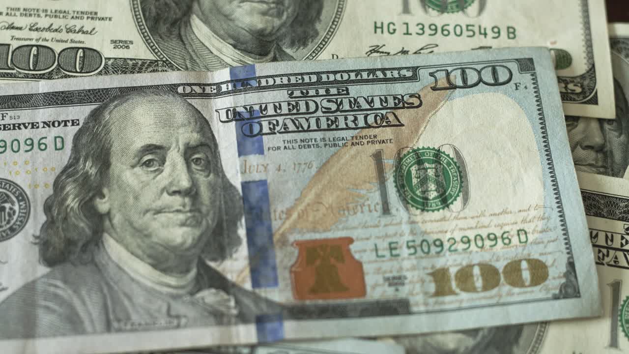 dejando caer el nuevo billete de 100 dólares de jefferson 4k