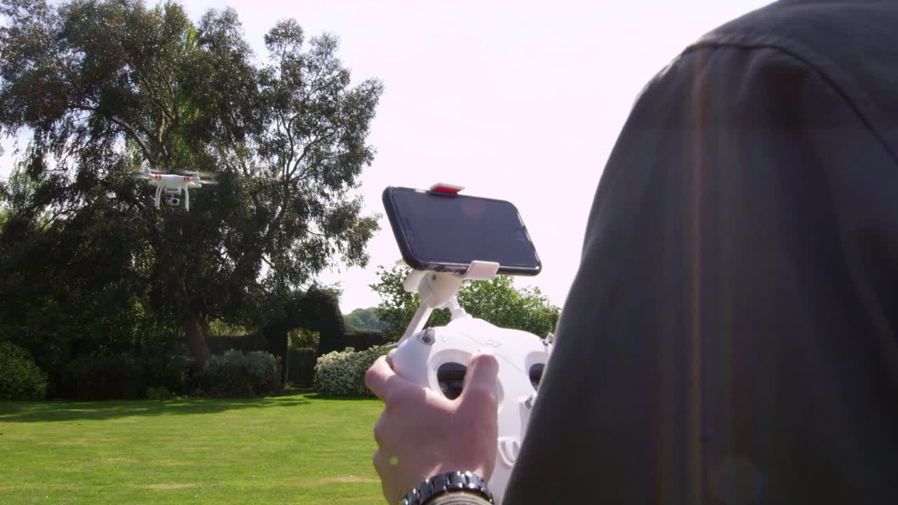 r3d에서 정원에서 드론 드터를 날리는 남자