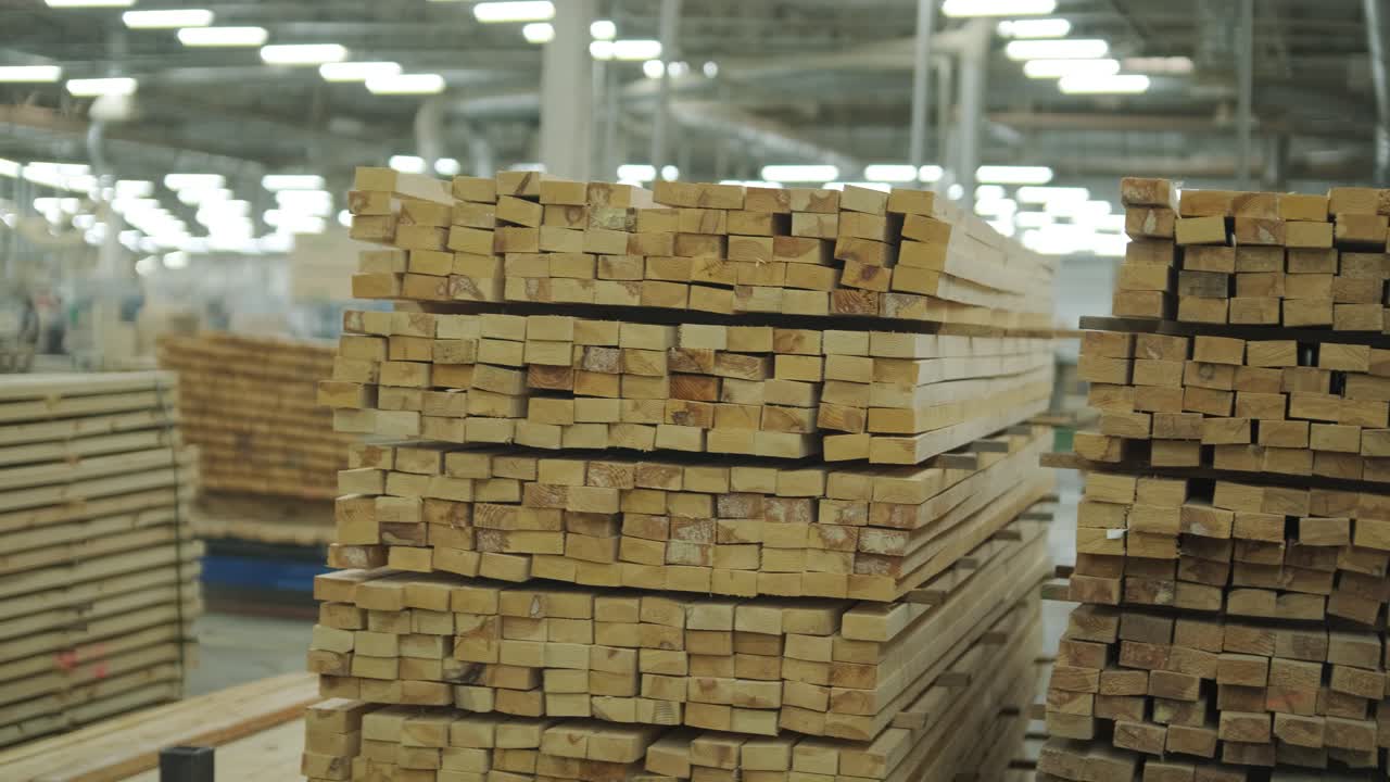 Cataste di assi di legno in una fabbrica di lavorazione del legno.