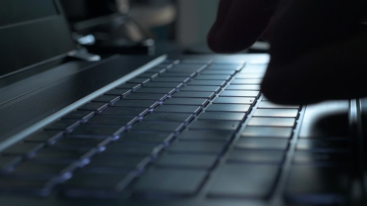 노트북에 입력하는 손의 백라이트 측면 보기