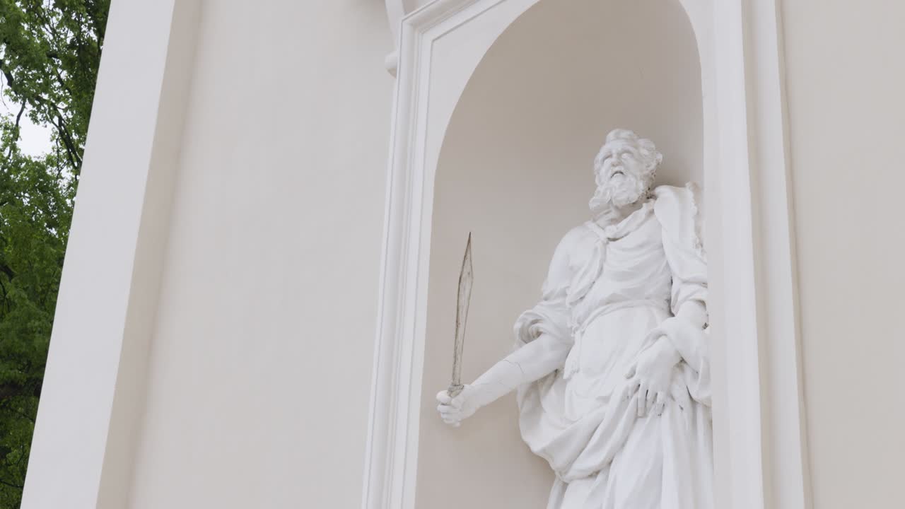 29 мая 2022 года: части соборной базилики в вильнюсе, литва, красивые скульптуры базилики, видео 4k