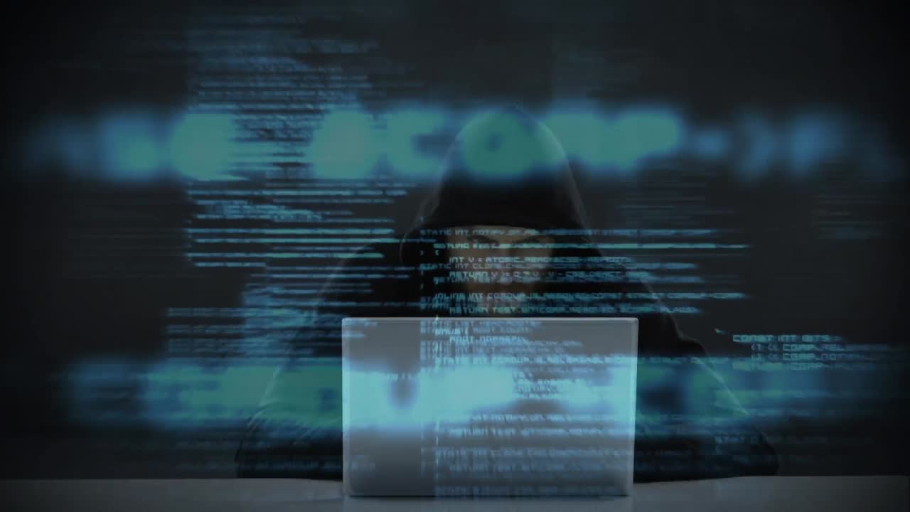 pirata cibernético encapuchado usando una computadora con datos
