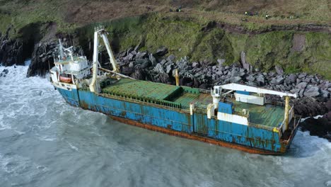 Toma-Aérea-De-Drones-De-Un-Buque-De-Carga-Abandonado-Que-Golpea-Tierra-En-La-Costa-Sur-De-Irlanda