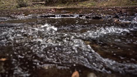 Starke-Wasserströmung-Aus-Dem-Fluss-Während-Der-Herbstsaison