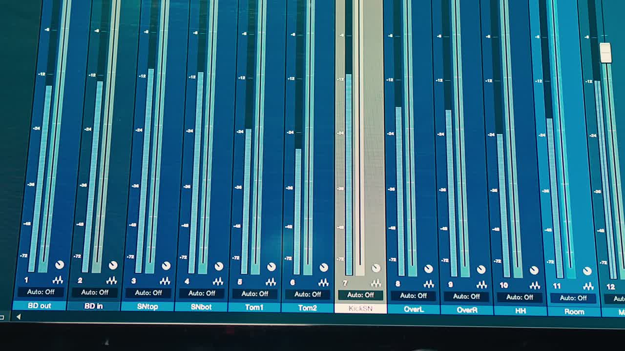 스튜디오에서 음악을 만드는 사운드 엔지니어, 라디오 방송 스튜디오에서 일하는 아시아 인기 dj 또는 녹음 스튜디오, 리허설, 오디오 프로덕션에서 일하는 음악 프로듀서.