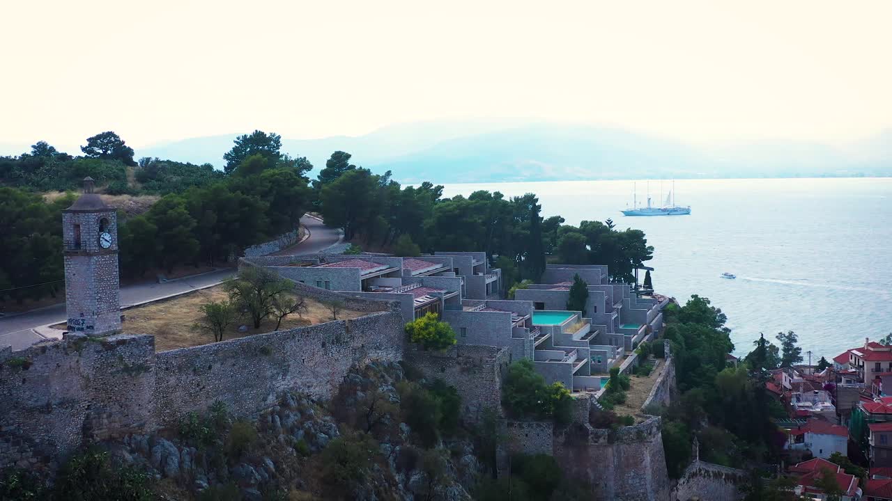 la ciudad de nafplio y la fortaleza de palamidi filmadas desde un avión no tripulado, buena vista de la montaña y el mar