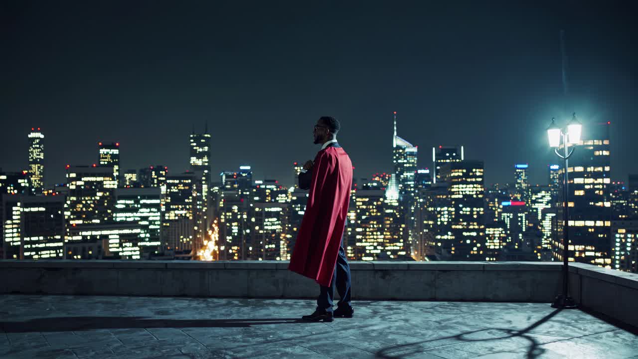 밤에 지붕 위에 있는 비즈니스 슈퍼히어로