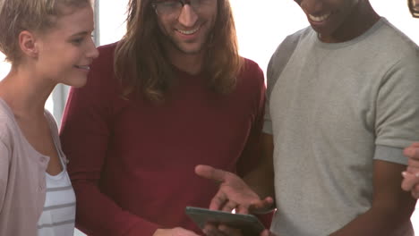 hipsters felices riendo y viendo una tableta