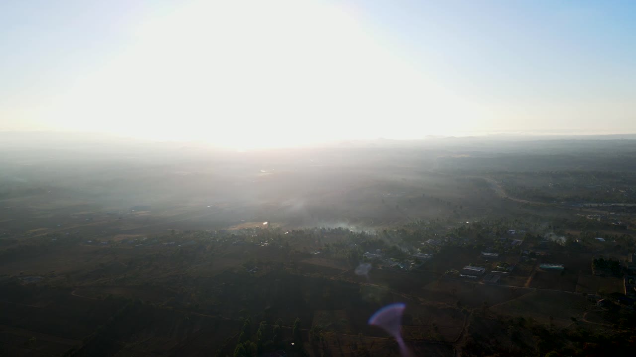 케냐의 해가 뜨는 풍경 마을, 킬리만자로와  ⁇ 보셀리 국립공원 - 추적, 드론 항공 사진