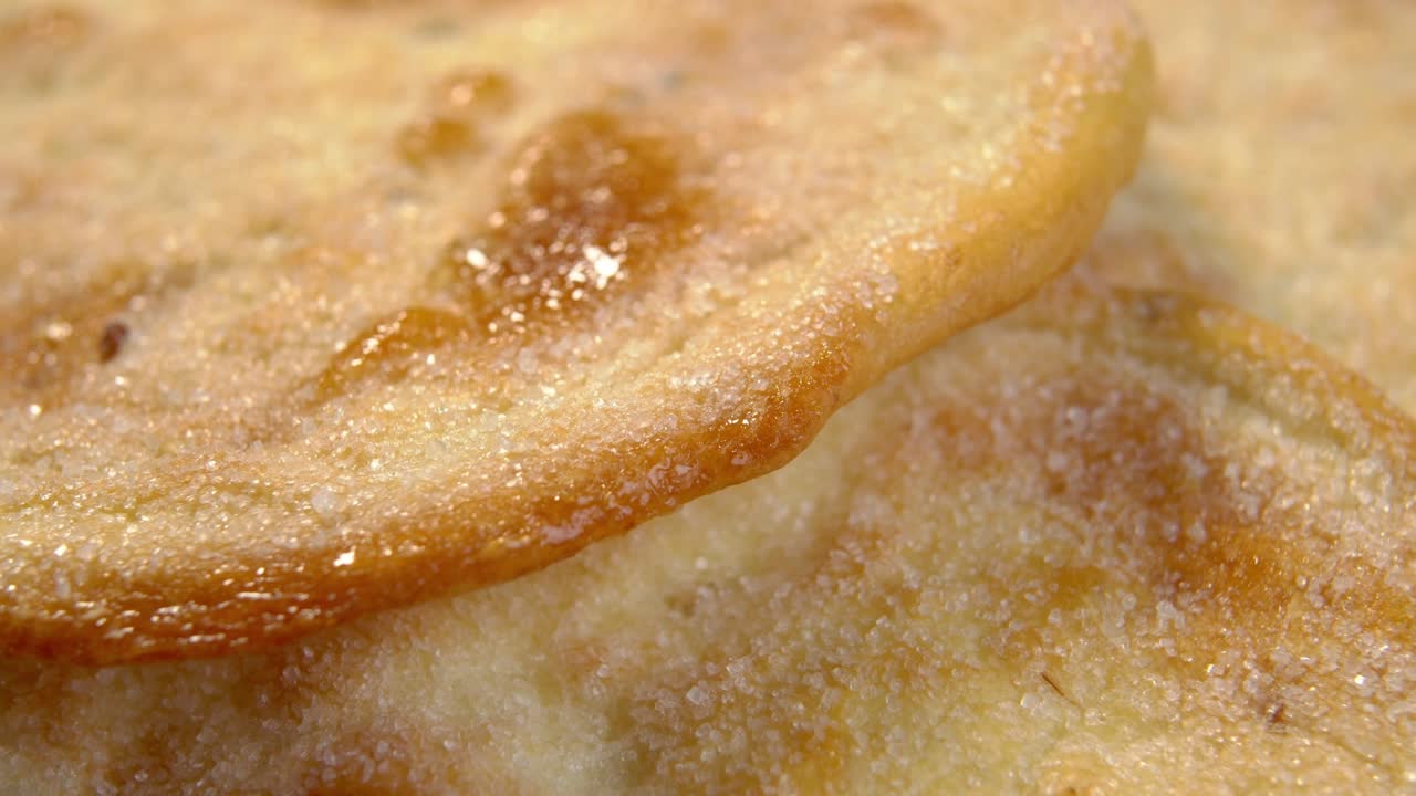 설탕과 함께 달한 구운 플래트브레드. 올리브 오일 피타. 매크로