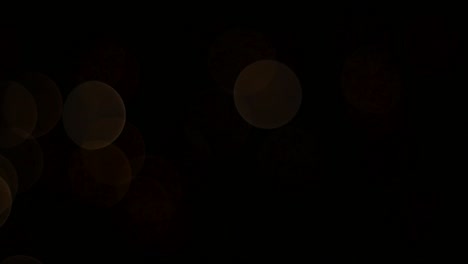 los fuegos artificiales en cámara lenta se convierten en un bokeh desenfocado