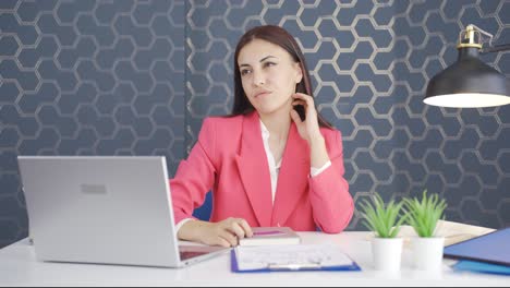 una joven mujer de negocios arrogante.