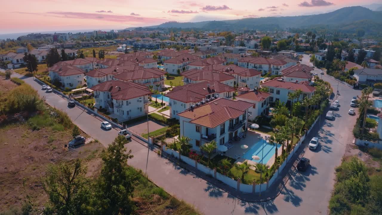 vista aérea de un complejo residencial al atardecer