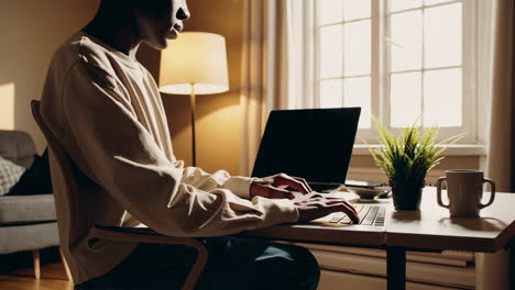 persona escribiendo en una computadora portátil en un escritorio
