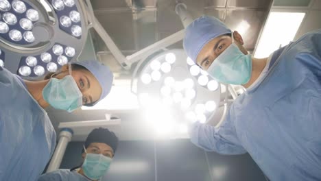 Surgeon-setting-the-surgical-light-during-an-operation