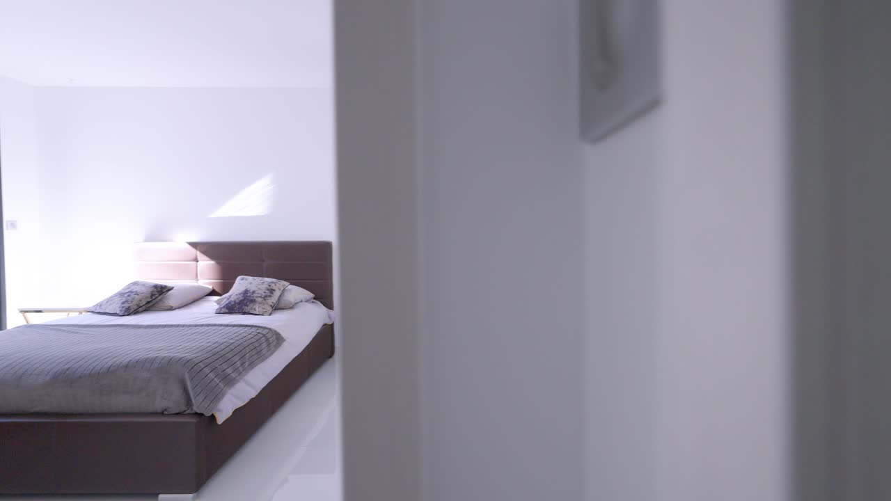 현대적인 인테리어의 부동산 비디오 고급스러운 욕실, 침실을 가진 빌라