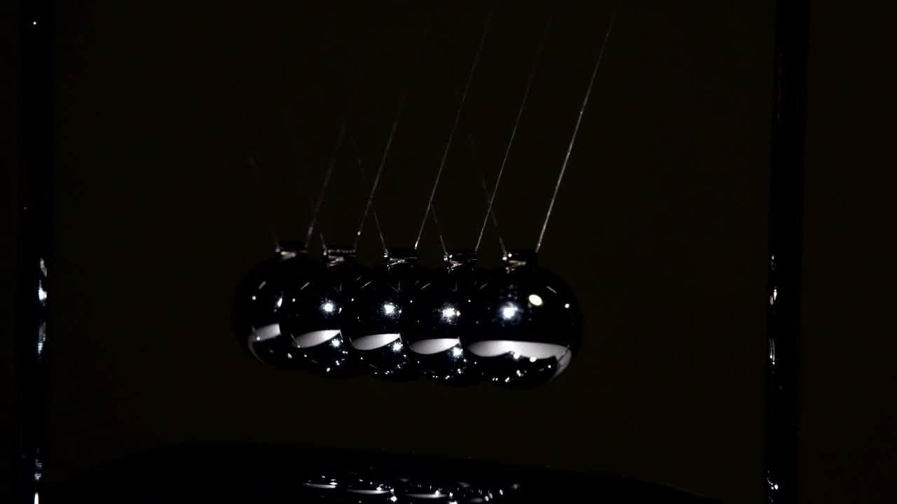 péndulo de newton de movimiento en bucle