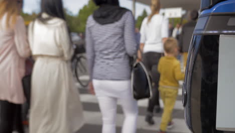 Menschen-überqueren-Die-Straße-Auf-Zebras