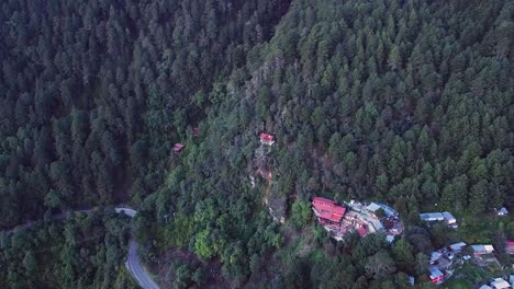 drone deslizarse sobre un paisaje montañoso sereno con cabañas en oaxaca, méxico
