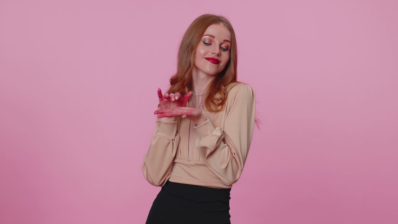 부유한 소녀는 돈을 비하거나 던지는 것을 보여줍니다. 손의 몸짓, 더 많은, 큰 수익을 꿈꾸는 것.