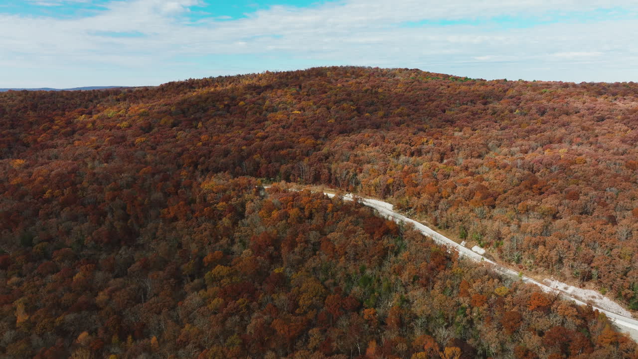 carretera de montaña y exuberante bosque de otoño en arkansas, ee.uu. - fotografía aérea de un dron
