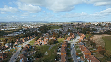 Luftaufnahme-Einer-Typischen-Britischen-Stadt,-Eines-Vorortbezirks-Mit-Wohnhäusern,-Gärten-Und-Straßen