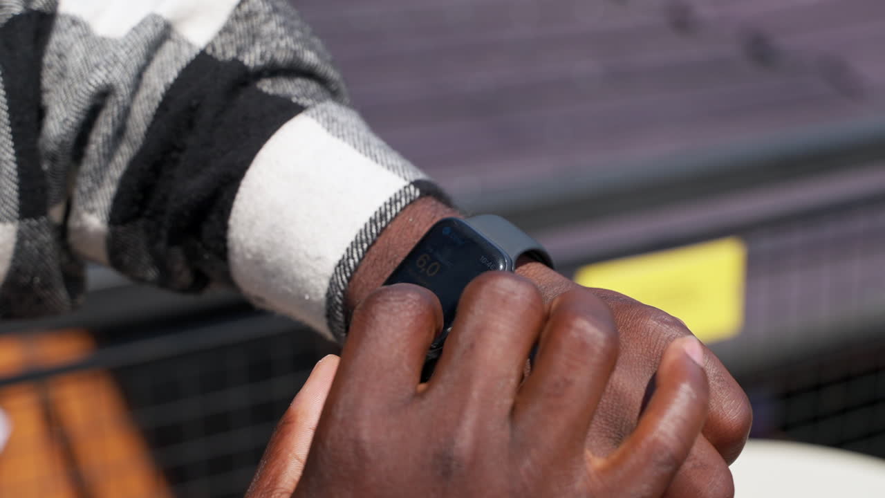 persona comprobando el tiempo en un reloj inteligente