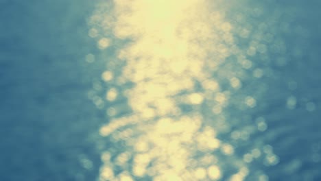 por el agua - bucle sin costuras de una toma de 4k completamente desenfocada de una hermosa superficie de agua ondulada y brillante
