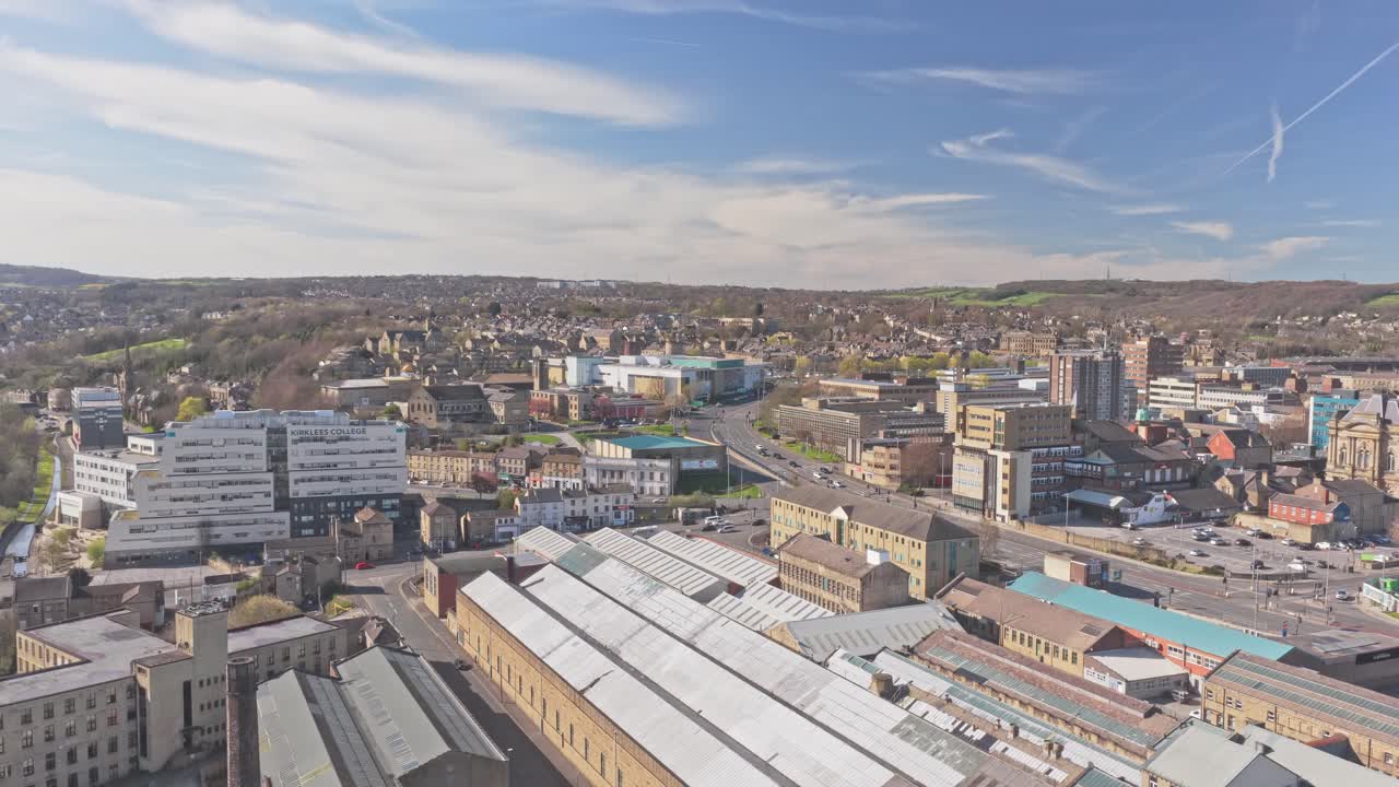 Historisk textilfabrik med sågtandstak nära Queensgate Colne Road Huddersfield Kirklees West Yorkshire England Storbritannien med skorsten och industribyggnader, drönarupptagning.