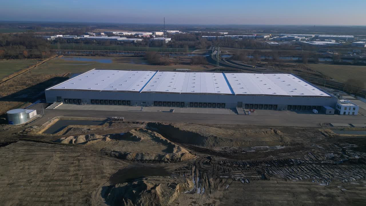 Nuovi robot mobili completamente automatizzati in un ampio e moderno centro di logistica di distribuzione con molte banchine di carico. Vista aerea uniforme dall'alto verso il basso tramite drone, vista dall'alto.