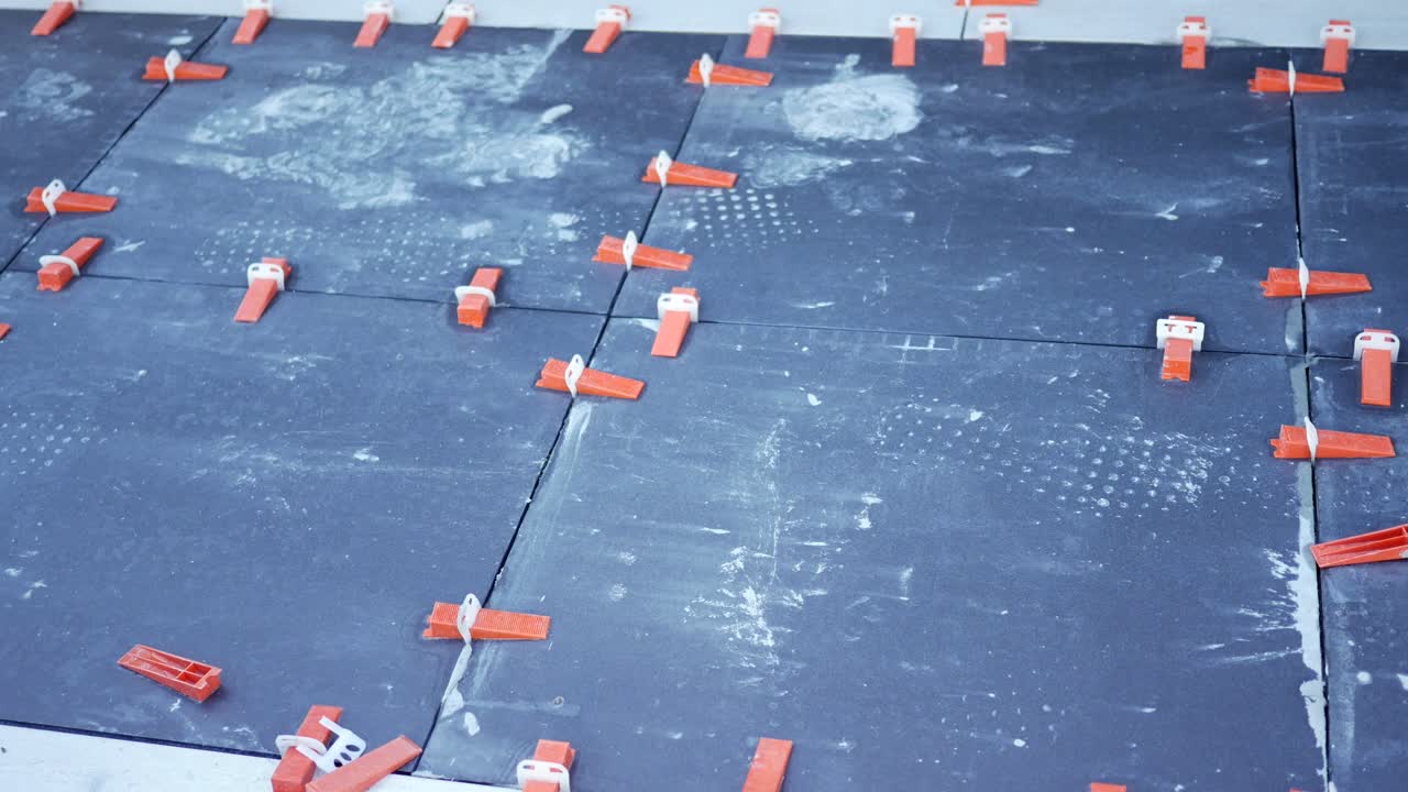 스페이서와 함께 타일 설치 프로세스