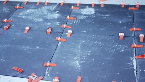 proceso de instalación de azulejos con espaciadores