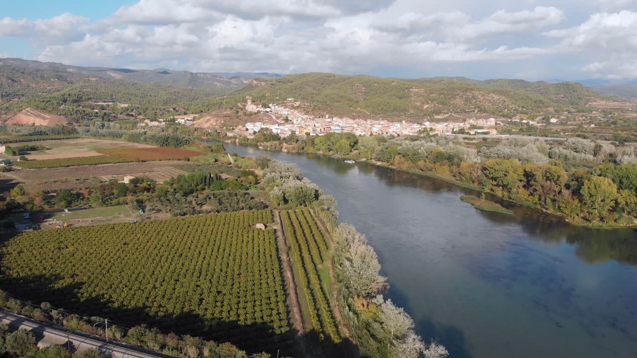 Ripresa aerea del fiume Ebro nella Catalogna meridionale, Spagna